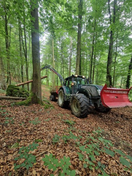 Valtra mit Rückewagen